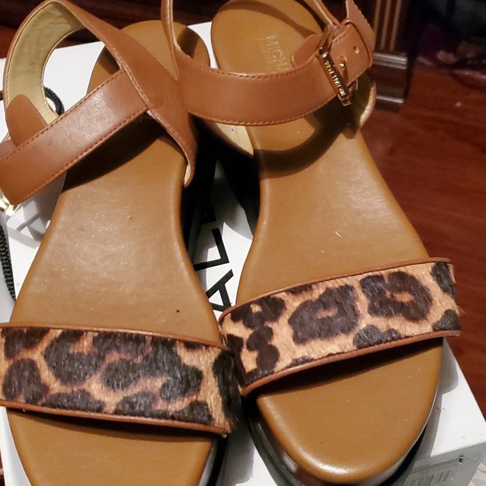 Mk sandals in size  7 new neve been used. - Picture 3 of 4